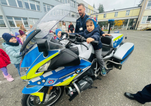 Poznajemy pracę policjanta, czyli wizyta w Komendzie Miejskiej Policji w Koninie na zaproszenie tatusia Piotrusia - gr. XI i XII