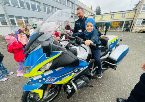 Poznajemy pracę policjanta, czyli wizyta w Komendzie Miejskiej Policji w Koninie na zaproszenie tatusia Piotrusia - gr. XI i XII