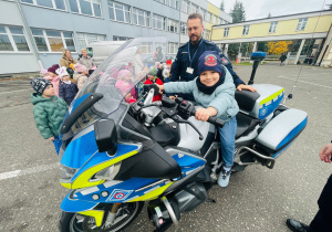 Poznajemy pracę policjanta, czyli wizyta w Komendzie Miejskiej Policji w Koninie na zaproszenie tatusia Piotrusia - gr. XI i XII