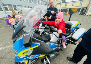 Poznajemy pracę policjanta, czyli wizyta w Komendzie Miejskiej Policji w Koninie na zaproszenie tatusia Piotrusia - gr. XI i XII