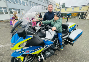 Poznajemy pracę policjanta, czyli wizyta w Komendzie Miejskiej Policji w Koninie na zaproszenie tatusia Piotrusia - gr. XI i XII