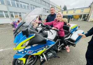 Poznajemy pracę policjanta, czyli wizyta w Komendzie Miejskiej Policji w Koninie na zaproszenie tatusia Piotrusia - gr. XI i XII