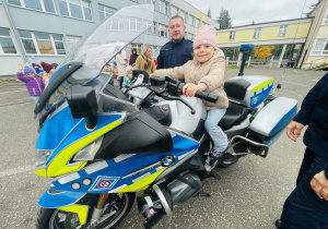 Poznajemy pracę policjanta, czyli wizyta w Komendzie Miejskiej Policji w Koninie na zaproszenie tatusia Piotrusia - gr. XI i XII