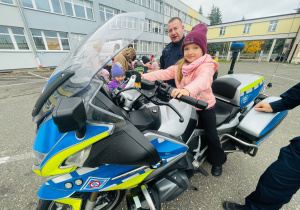 Poznajemy pracę policjanta, czyli wizyta w Komendzie Miejskiej Policji w Koninie na zaproszenie tatusia Piotrusia - gr. XI i XII