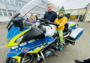 Poznajemy pracę policjanta, czyli wizyta w Komendzie Miejskiej Policji w Koninie na zaproszenie tatusia Piotrusia - gr. XI i XII