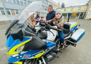 Poznajemy pracę policjanta, czyli wizyta w Komendzie Miejskiej Policji w Koninie na zaproszenie tatusia Piotrusia - gr. XI i XII
