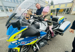 Poznajemy pracę policjanta, czyli wizyta w Komendzie Miejskiej Policji w Koninie na zaproszenie tatusia Piotrusia - gr. XI i XII