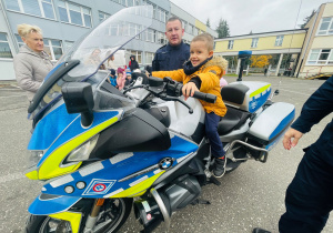 Poznajemy pracę policjanta, czyli wizyta w Komendzie Miejskiej Policji w Koninie na zaproszenie tatusia Piotrusia - gr. XI i XII