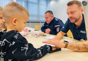 Poznajemy pracę policjanta, czyli wizyta w Komendzie Miejskiej Policji w Koninie na zaproszenie tatusia Piotrusia - gr. XI i XII