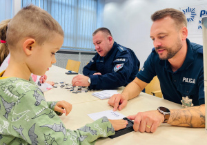 Poznajemy pracę policjanta, czyli wizyta w Komendzie Miejskiej Policji w Koninie na zaproszenie tatusia Piotrusia - gr. XI i XII