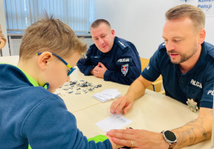 Poznajemy pracę policjanta, czyli wizyta w Komendzie Miejskiej Policji w Koninie na zaproszenie tatusia Piotrusia - gr. XI i XII