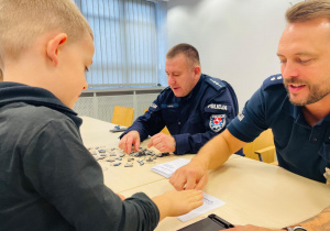 Poznajemy pracę policjanta, czyli wizyta w Komendzie Miejskiej Policji w Koninie na zaproszenie tatusia Piotrusia - gr. XI i XII