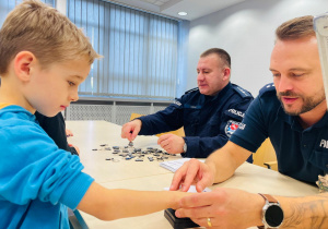 Poznajemy pracę policjanta, czyli wizyta w Komendzie Miejskiej Policji w Koninie na zaproszenie tatusia Piotrusia - gr. XI i XII