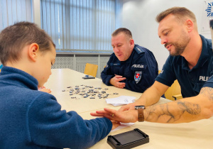 Poznajemy pracę policjanta, czyli wizyta w Komendzie Miejskiej Policji w Koninie na zaproszenie tatusia Piotrusia - gr. XI i XII