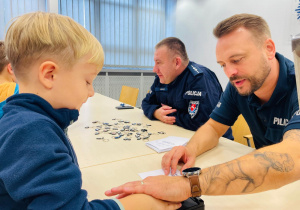 Poznajemy pracę policjanta, czyli wizyta w Komendzie Miejskiej Policji w Koninie na zaproszenie tatusia Piotrusia - gr. XI i XII