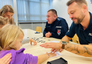Poznajemy pracę policjanta, czyli wizyta w Komendzie Miejskiej Policji w Koninie na zaproszenie tatusia Piotrusia - gr. XI i XII