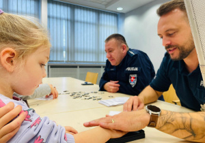 Poznajemy pracę policjanta, czyli wizyta w Komendzie Miejskiej Policji w Koninie na zaproszenie tatusia Piotrusia - gr. XI i XII