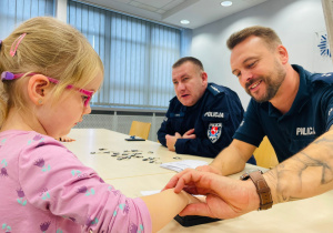 Poznajemy pracę policjanta, czyli wizyta w Komendzie Miejskiej Policji w Koninie na zaproszenie tatusia Piotrusia - gr. XI i XII