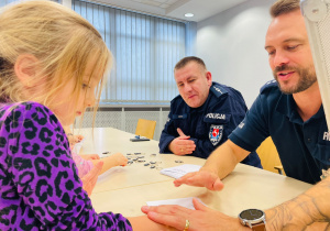 Poznajemy pracę policjanta, czyli wizyta w Komendzie Miejskiej Policji w Koninie na zaproszenie tatusia Piotrusia - gr. XI i XII