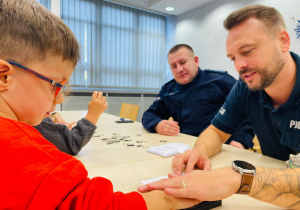 Poznajemy pracę policjanta, czyli wizyta w Komendzie Miejskiej Policji w Koninie na zaproszenie tatusia Piotrusia - gr. XI i XII