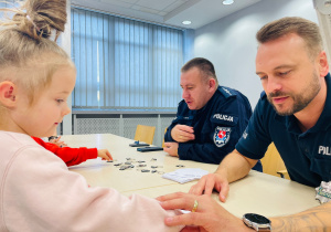 Poznajemy pracę policjanta, czyli wizyta w Komendzie Miejskiej Policji w Koninie na zaproszenie tatusia Piotrusia - gr. XI i XII