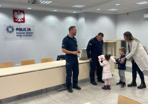 Poznajemy pracę policjanta, czyli wizyta w Komendzie Miejskiej Policji w Koninie na zaproszenie tatusia Piotrusia - gr. XI i XII
