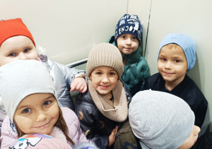 Poznajemy pracę policjanta, czyli wizyta w Komendzie Miejskiej Policji w Koninie na zaproszenie tatusia Piotrusia - gr. XI i XII