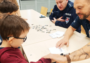 Poznajemy pracę policjanta, czyli wizyta w Komendzie Miejskiej Policji w Koninie na zaproszenie tatusia Piotrusia - gr. XI i XII