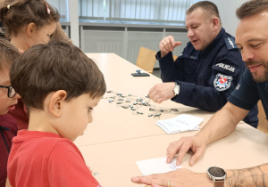 Poznajemy pracę policjanta, czyli wizyta w Komendzie Miejskiej Policji w Koninie na zaproszenie tatusia Piotrusia - gr. XI i XII
