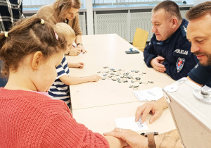 Poznajemy pracę policjanta, czyli wizyta w Komendzie Miejskiej Policji w Koninie na zaproszenie tatusia Piotrusia - gr. XI i XII