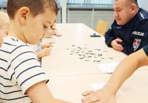 Poznajemy pracę policjanta, czyli wizyta w Komendzie Miejskiej Policji w Koninie na zaproszenie tatusia Piotrusia - gr. XI i XII