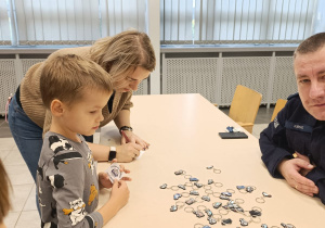 Poznajemy pracę policjanta, czyli wizyta w Komendzie Miejskiej Policji w Koninie na zaproszenie tatusia Piotrusia - gr. XI i XII