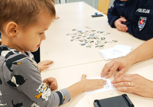 Poznajemy pracę policjanta, czyli wizyta w Komendzie Miejskiej Policji w Koninie na zaproszenie tatusia Piotrusia - gr. XI i XII