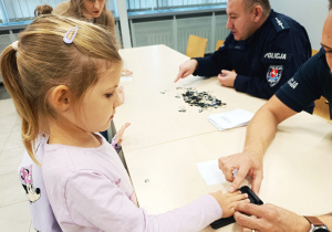 Poznajemy pracę policjanta, czyli wizyta w Komendzie Miejskiej Policji w Koninie na zaproszenie tatusia Piotrusia - gr. XI i XII