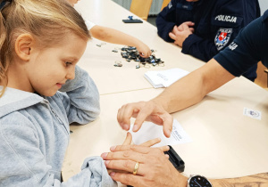 Poznajemy pracę policjanta, czyli wizyta w Komendzie Miejskiej Policji w Koninie na zaproszenie tatusia Piotrusia - gr. XI i XII