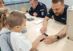 Poznajemy pracę policjanta, czyli wizyta w Komendzie Miejskiej Policji w Koninie na zaproszenie tatusia Piotrusia - gr. XI i XII