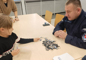 Poznajemy pracę policjanta, czyli wizyta w Komendzie Miejskiej Policji w Koninie na zaproszenie tatusia Piotrusia - gr. XI i XII