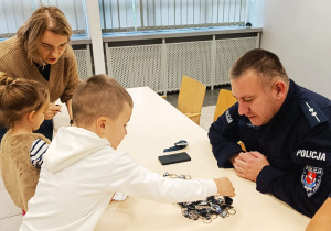 Poznajemy pracę policjanta, czyli wizyta w Komendzie Miejskiej Policji w Koninie na zaproszenie tatusia Piotrusia - gr. XI i XII