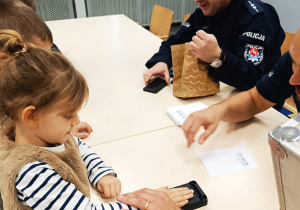 Poznajemy pracę policjanta, czyli wizyta w Komendzie Miejskiej Policji w Koninie na zaproszenie tatusia Piotrusia - gr. XI i XII