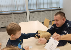 Poznajemy pracę policjanta, czyli wizyta w Komendzie Miejskiej Policji w Koninie na zaproszenie tatusia Piotrusia - gr. XI i XII