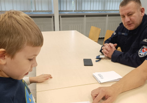 Poznajemy pracę policjanta, czyli wizyta w Komendzie Miejskiej Policji w Koninie na zaproszenie tatusia Piotrusia - gr. XI i XII