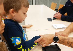 Poznajemy pracę policjanta, czyli wizyta w Komendzie Miejskiej Policji w Koninie na zaproszenie tatusia Piotrusia - gr. XI i XII