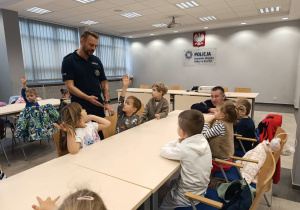 Poznajemy pracę policjanta, czyli wizyta w Komendzie Miejskiej Policji w Koninie na zaproszenie tatusia Piotrusia - gr. XI i XII