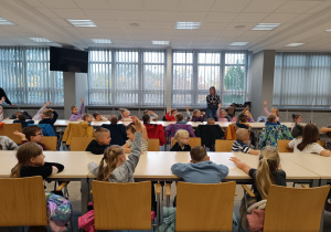 Poznajemy pracę policjanta, czyli wizyta w Komendzie Miejskiej Policji w Koninie na zaproszenie tatusia Piotrusia - gr. XI i XII