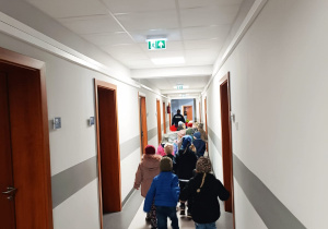 Poznajemy pracę policjanta, czyli wizyta w Komendzie Miejskiej Policji w Koninie na zaproszenie tatusia Piotrusia - gr. XI i XII