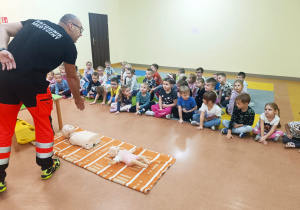 Pierwsza pomoc, czyli wizyta ratownika medycznego w przedszkolu - gr. XI i XII