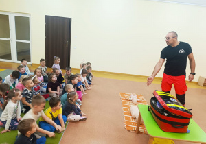 Pierwsza pomoc, czyli wizyta ratownika medycznego w przedszkolu - gr. XI i XII