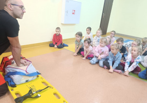 Pierwsza pomoc, czyli wizyta ratownika medycznego w przedszkolu - gr. XI i XII
