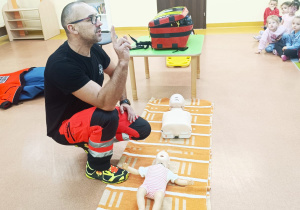 Pierwsza pomoc, czyli wizyta ratownika medycznego w przedszkolu - gr. XI i XII