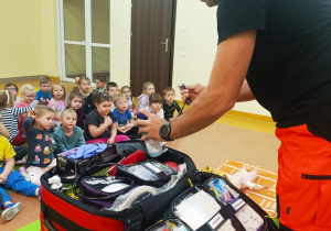 Pierwsza pomoc, czyli wizyta ratownika medycznego w przedszkolu - gr. XI i XII